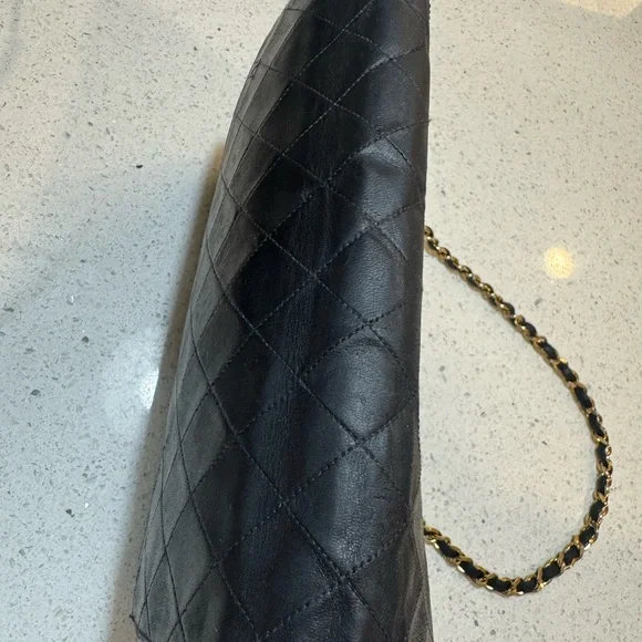 🛑 SOLD 🛑 Chanel Vintage Black Quilted Flap Shoulder Bag – Gold Chain Strap - Picture 16 of 17